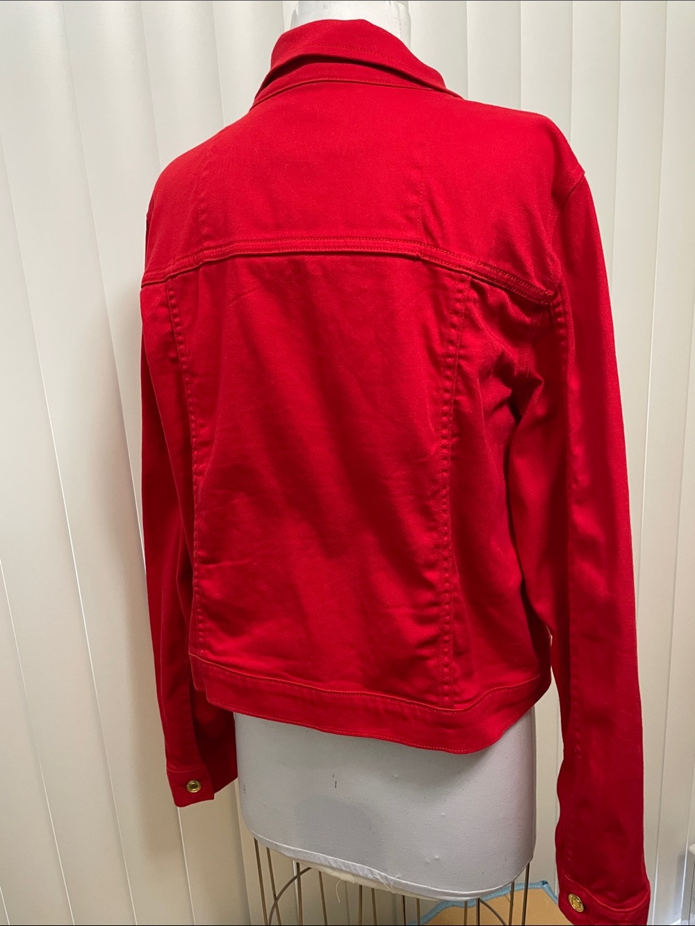 Women’s EUC MICHAEL KORS Red Denim-Style Jacket with Gold Buttons Sz XL - Picture 4 of 10
